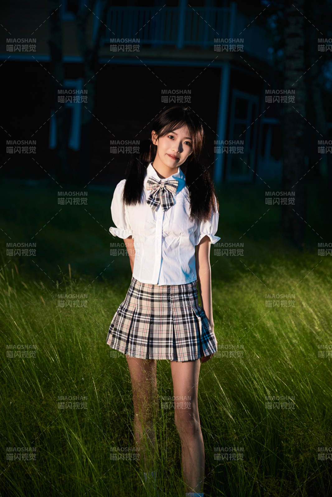 草原濕地公園游玩拍照的亞洲少女