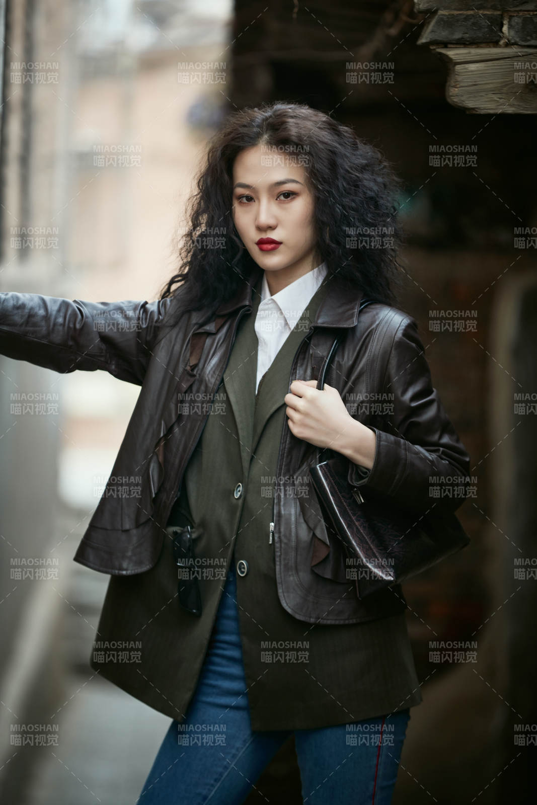 老舊城區(qū)里穿著復(fù)古港風(fēng)的美麗清純少女