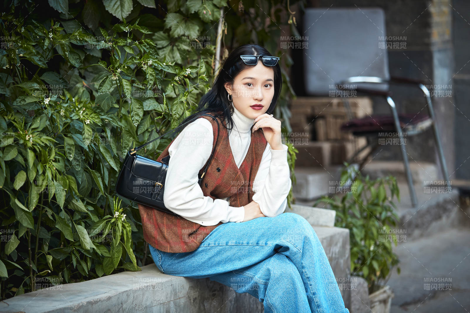 老舊城區里穿著復古港風的美麗清純少女