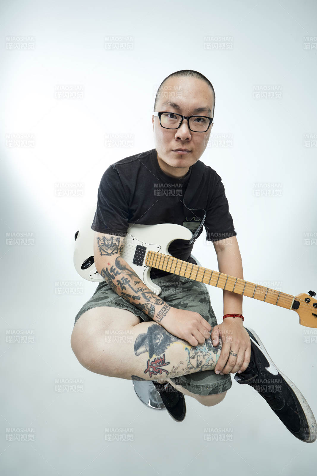 手持電吉他展示演奏的亞洲男性搖滾樂手人像