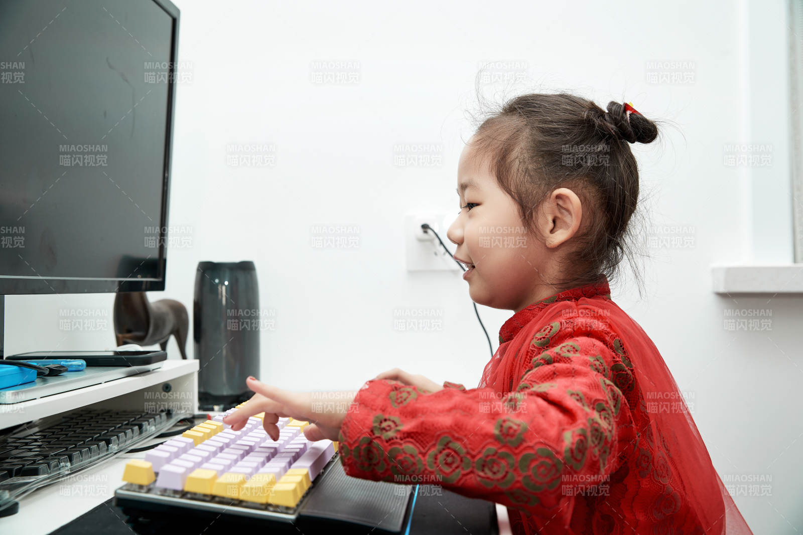 在家玩耍的亞洲小女孩