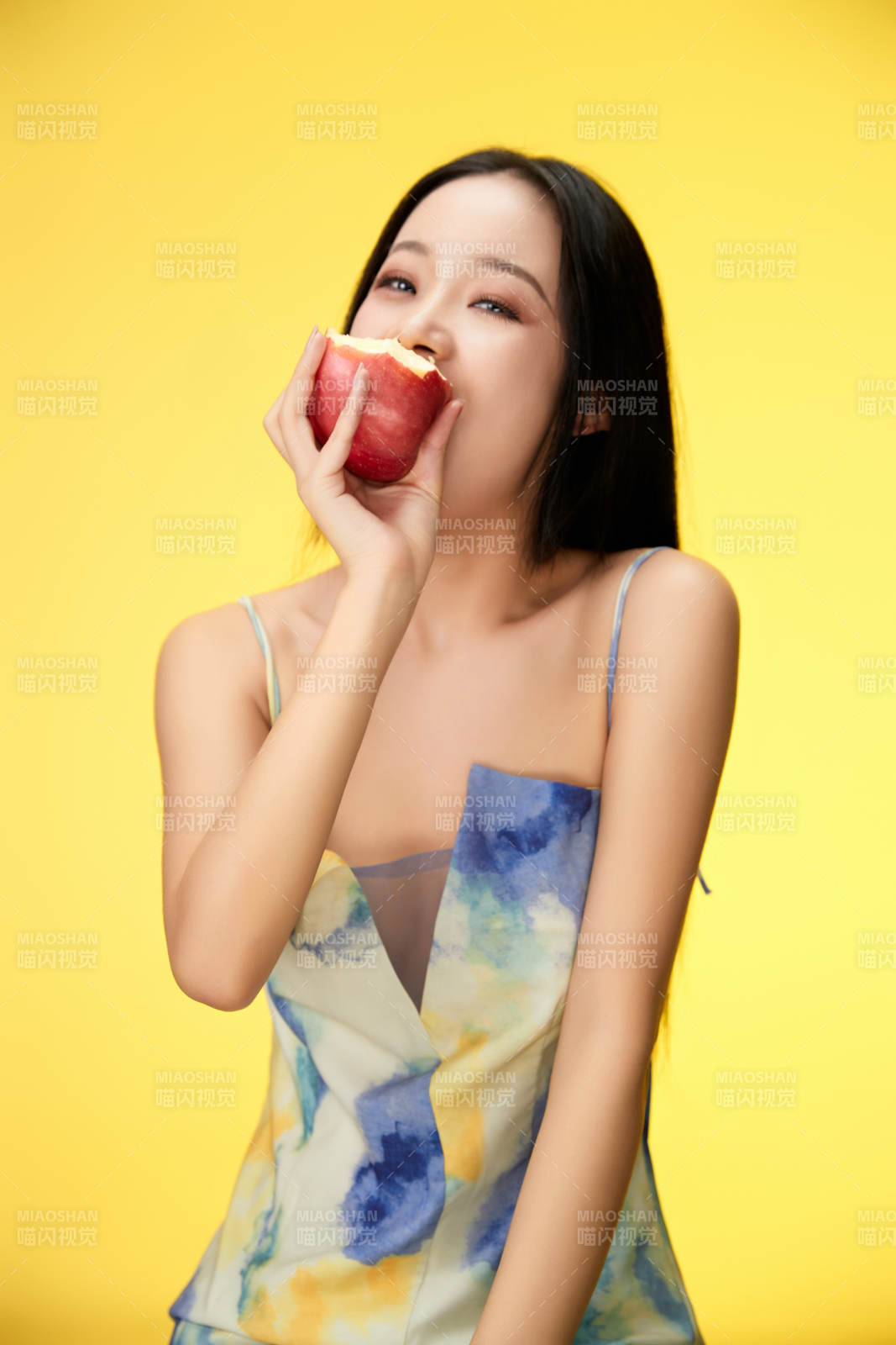 吃水果的亞洲東方長發少女