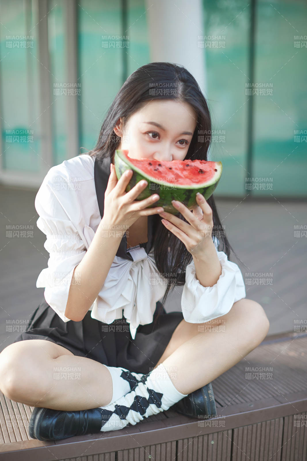 初夏戶外公園吃西瓜的可愛少女