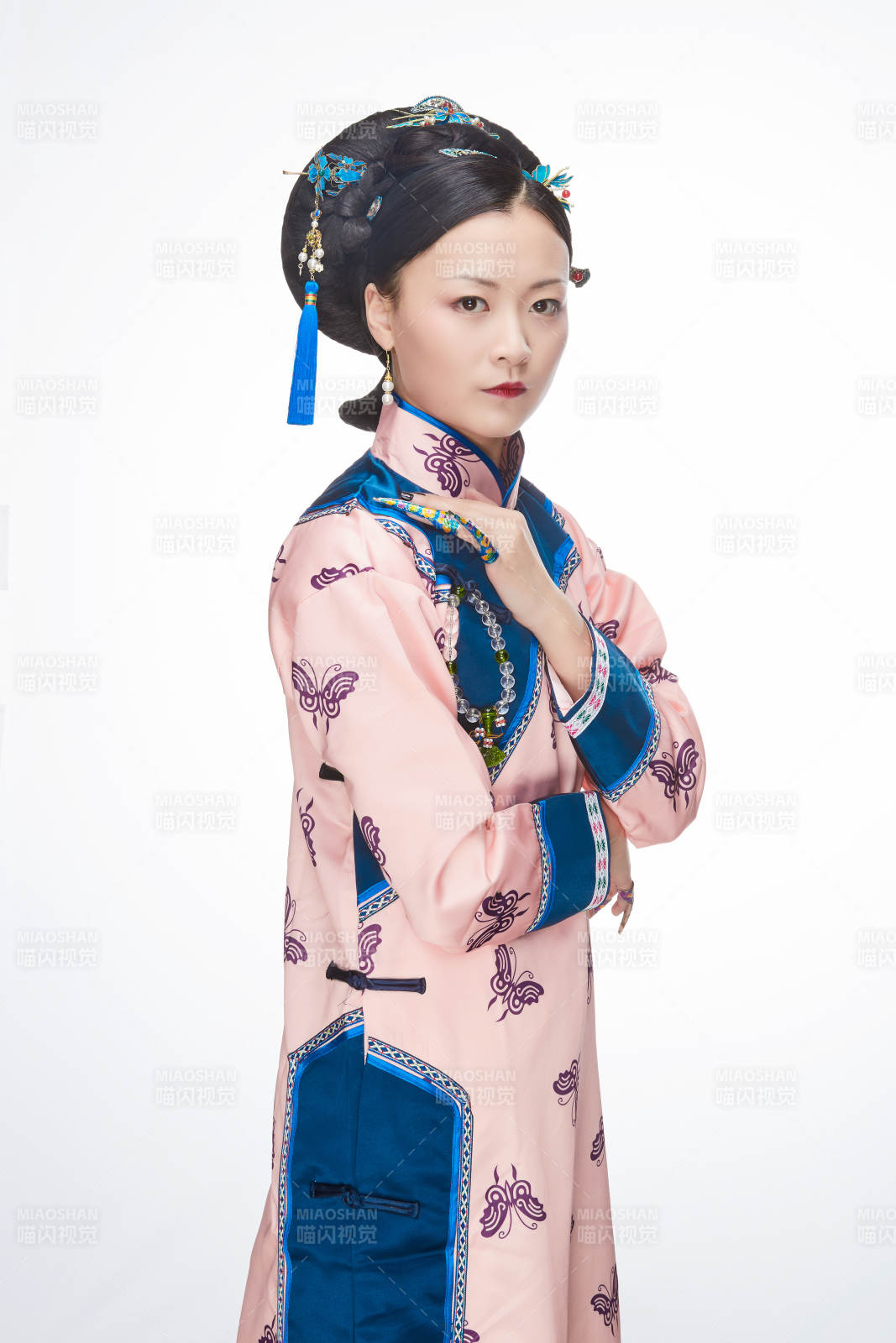 白色背景下的清代女性古裝造型清朝古裝