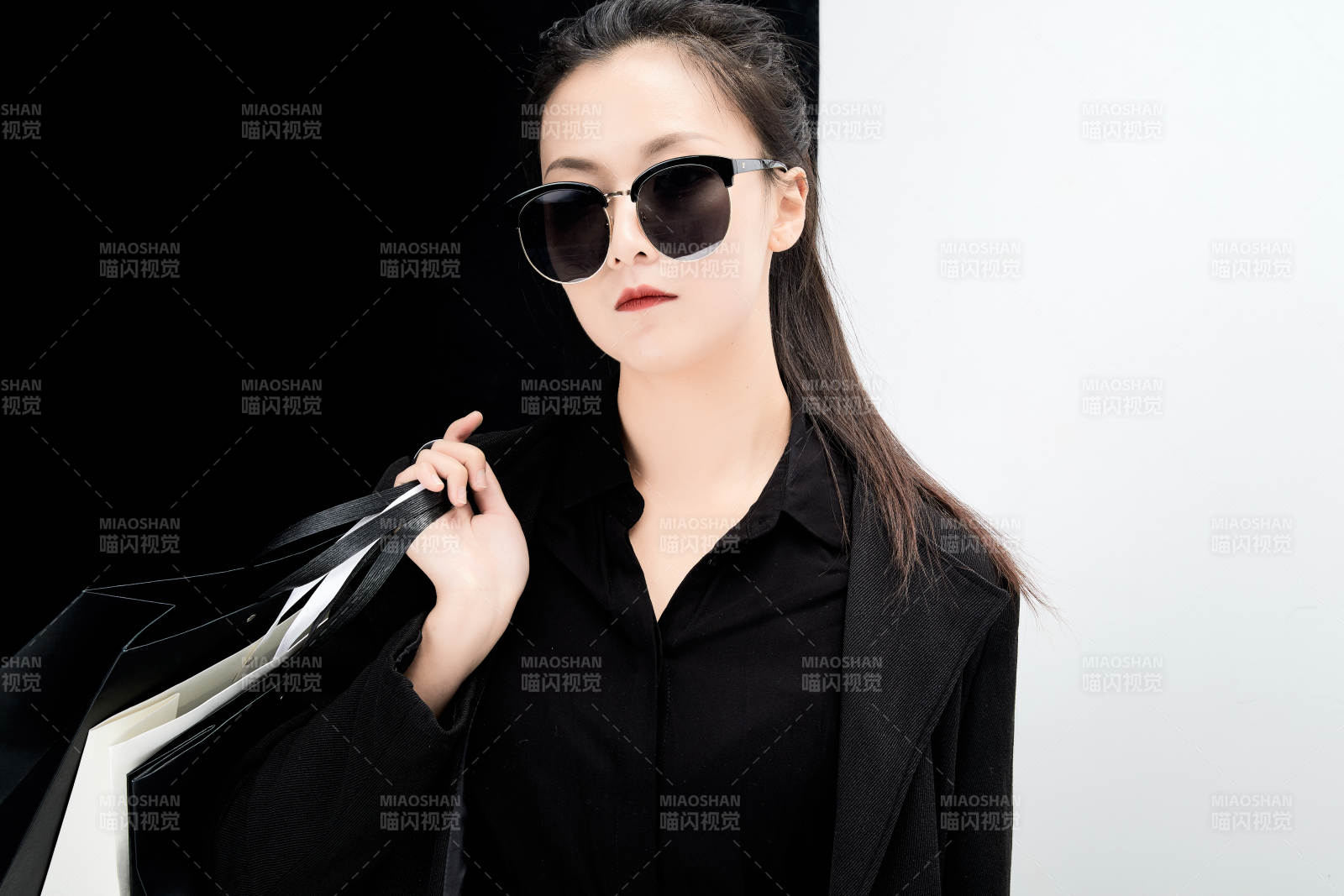 黑白色背景下的手提購物袋的時尚亞洲少女