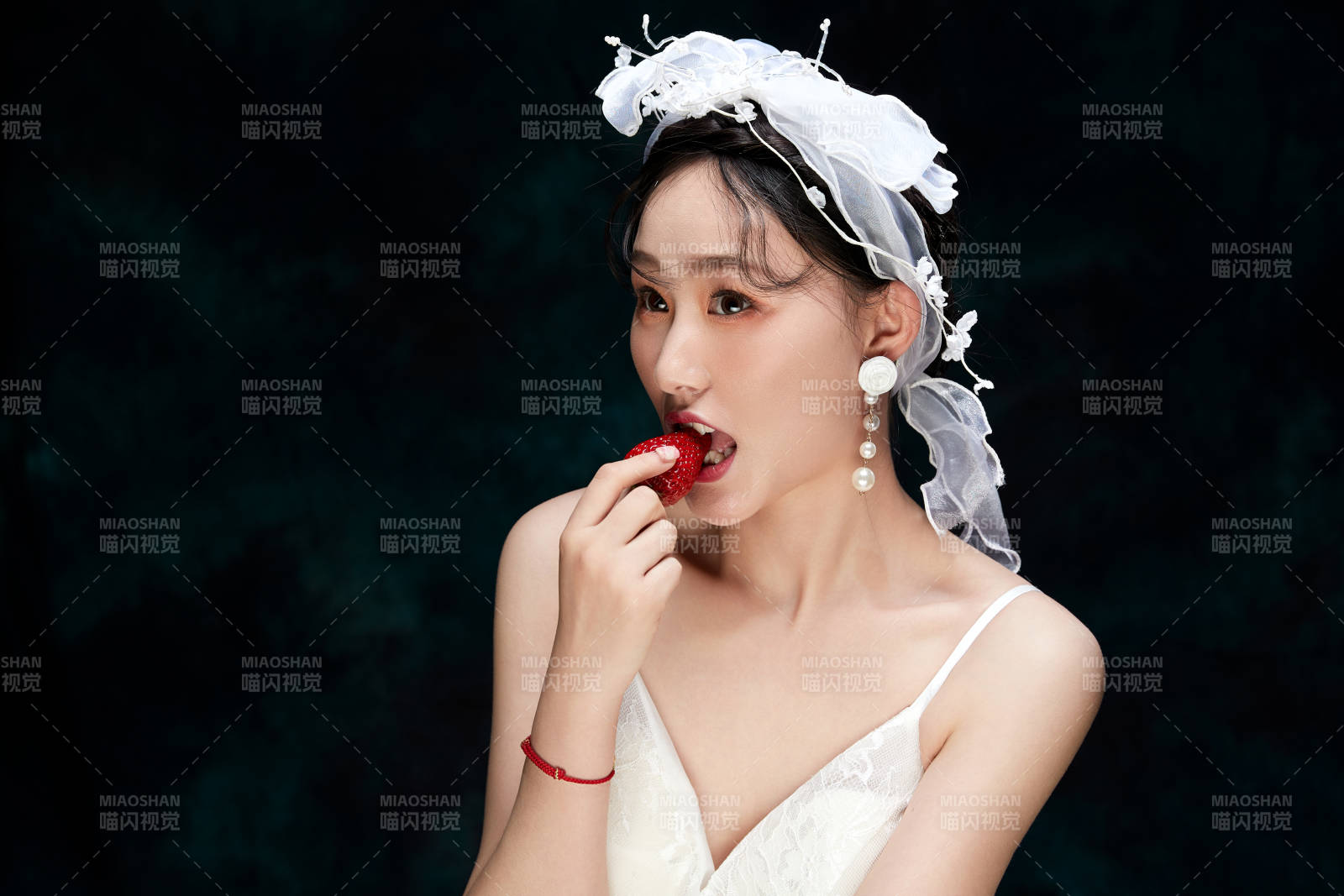 黑色背景下的女性復古婚紗妝面