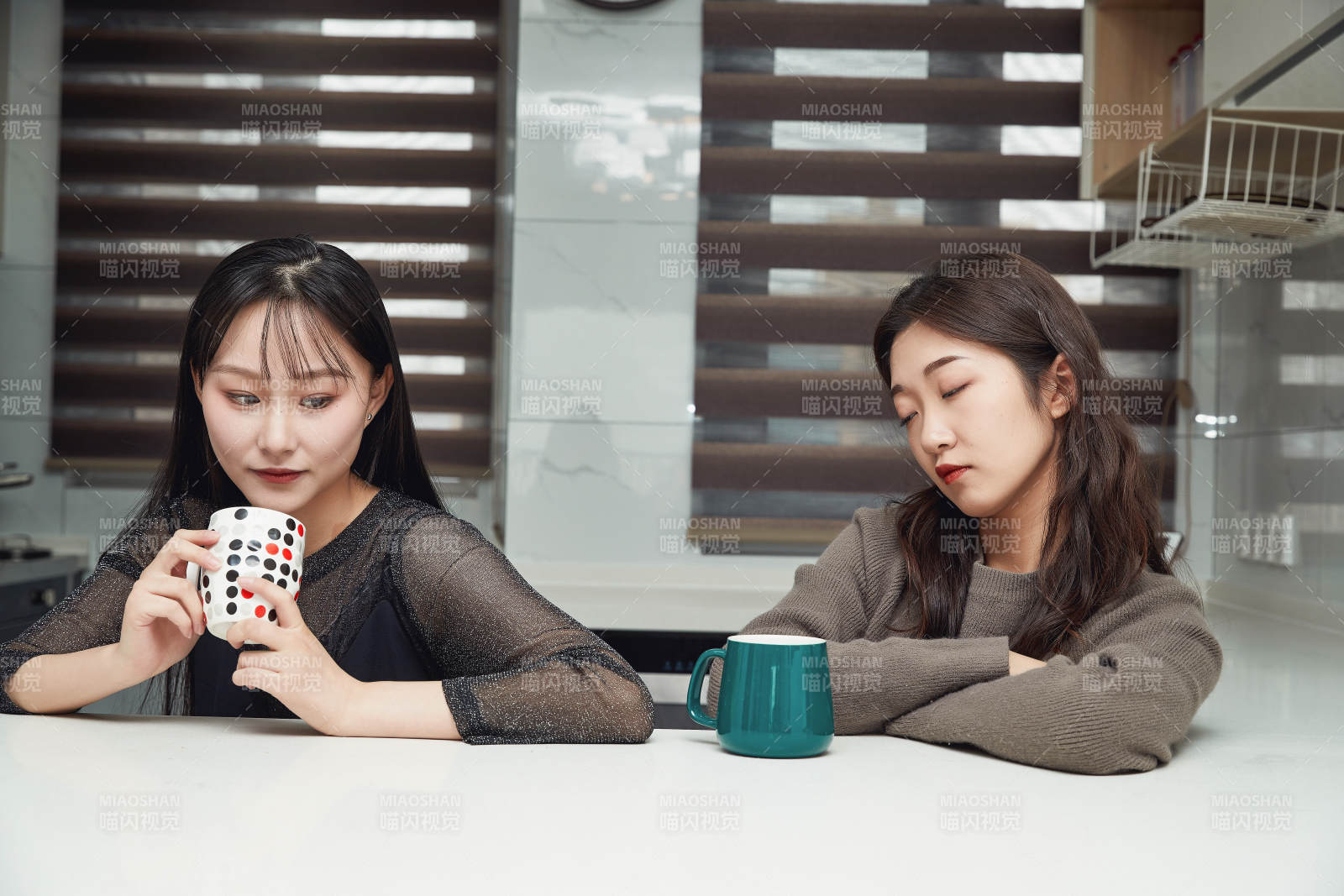 在餐廳喝咖啡閑聊的亞洲閨蜜