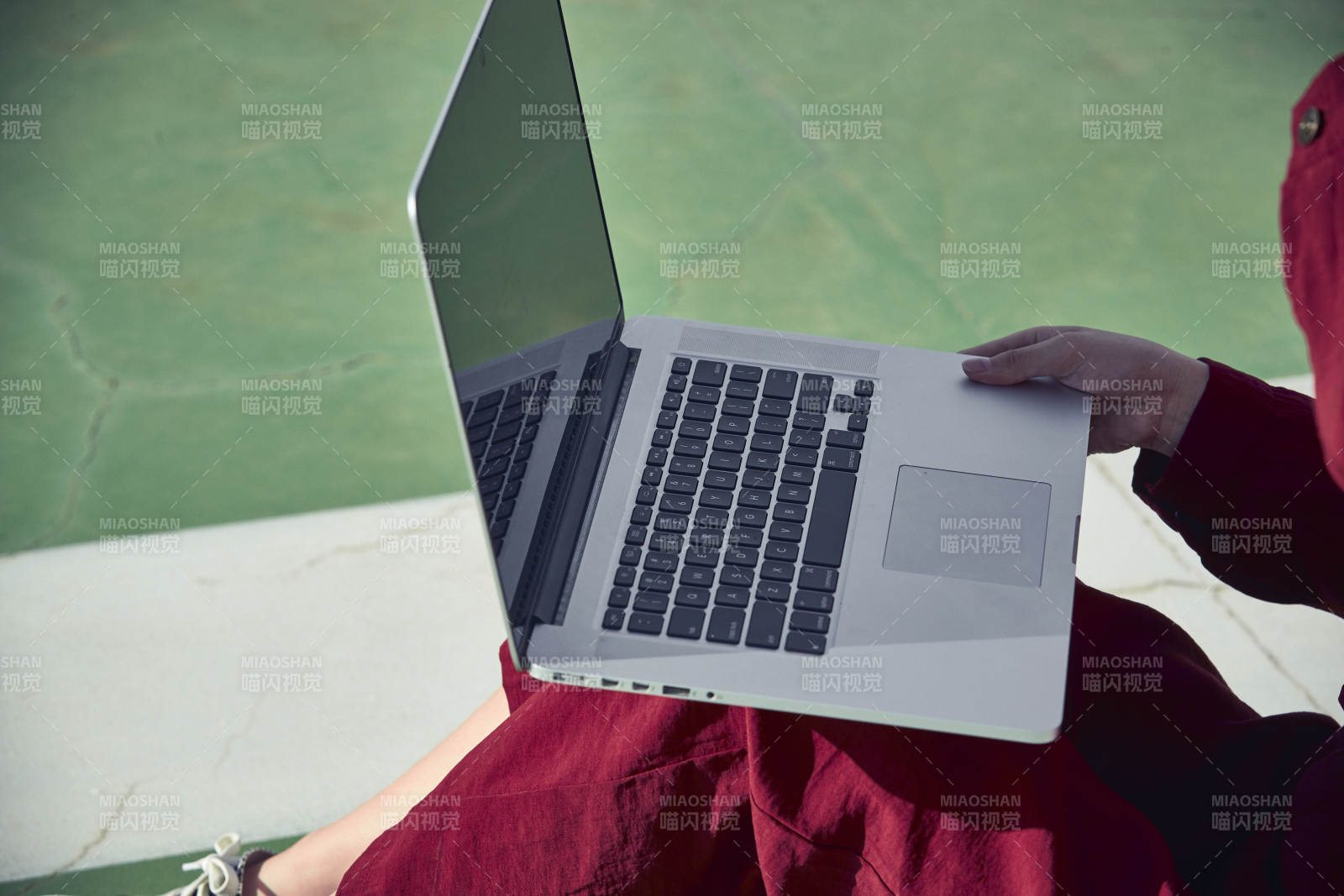 戶外進行商務辦公的青年女性局部特寫