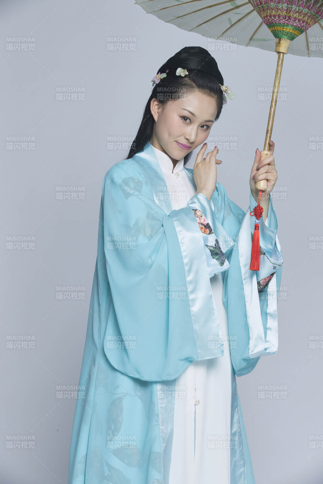 身穿古裝的漢服女性人像漢服影棚拍攝