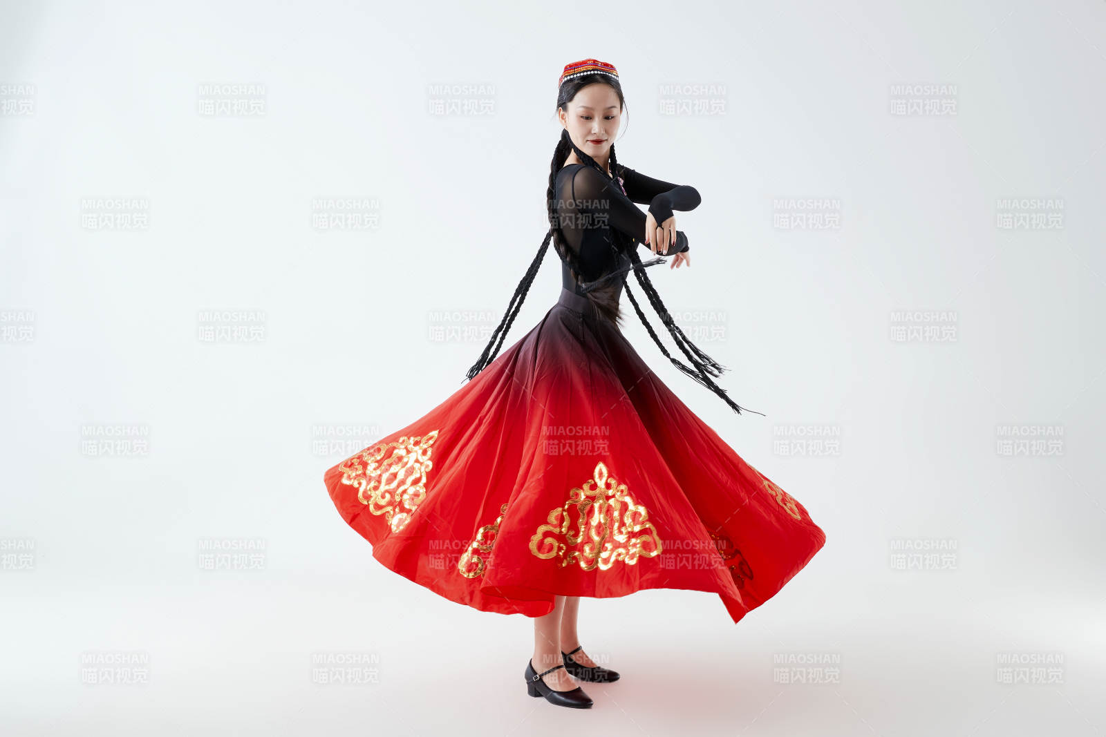 穿著新疆維吾爾族服飾跳舞的少女