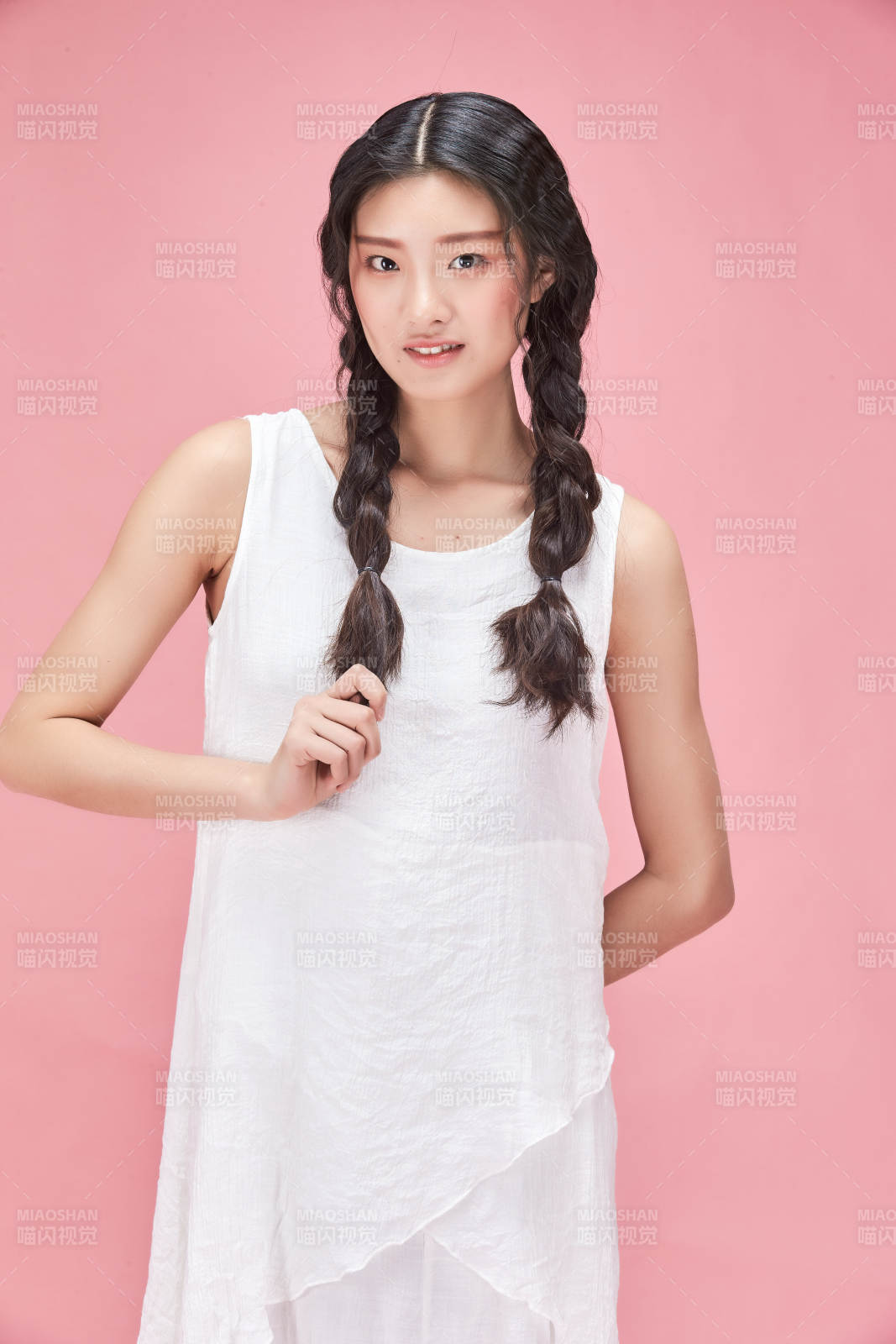 攝影棚拍攝的時尚亞洲女性模特