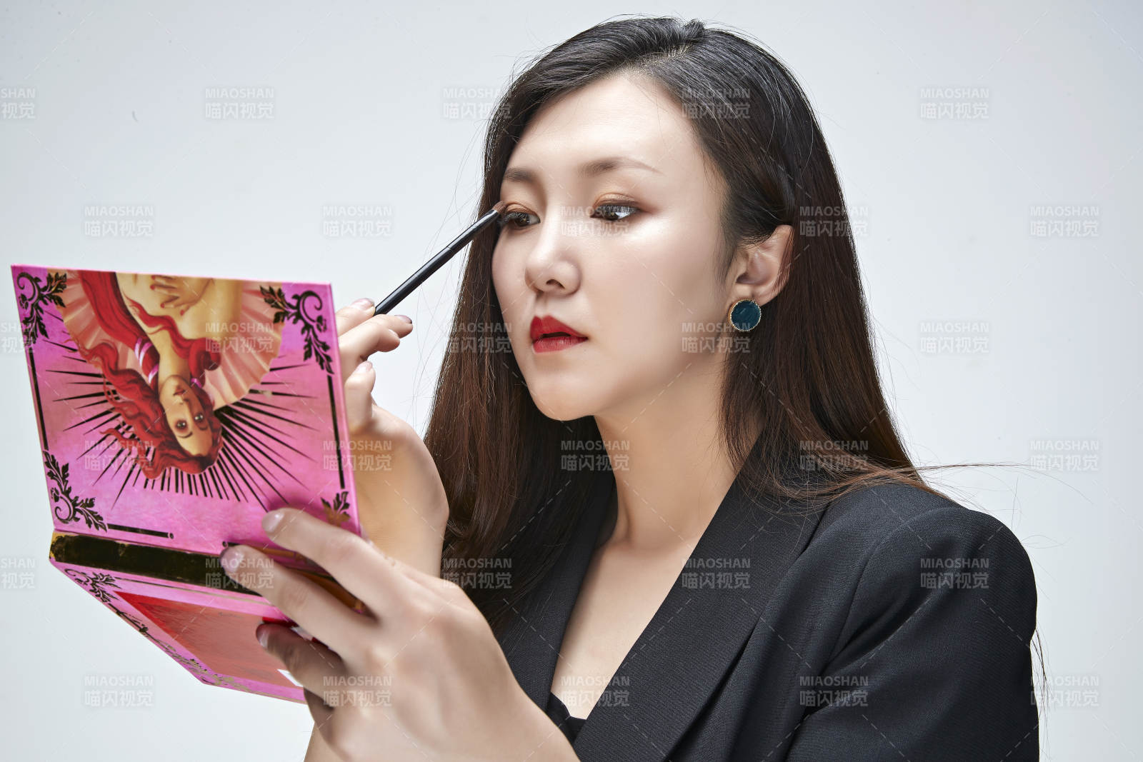 棚拍白色背景的亞洲青年女性化妝師