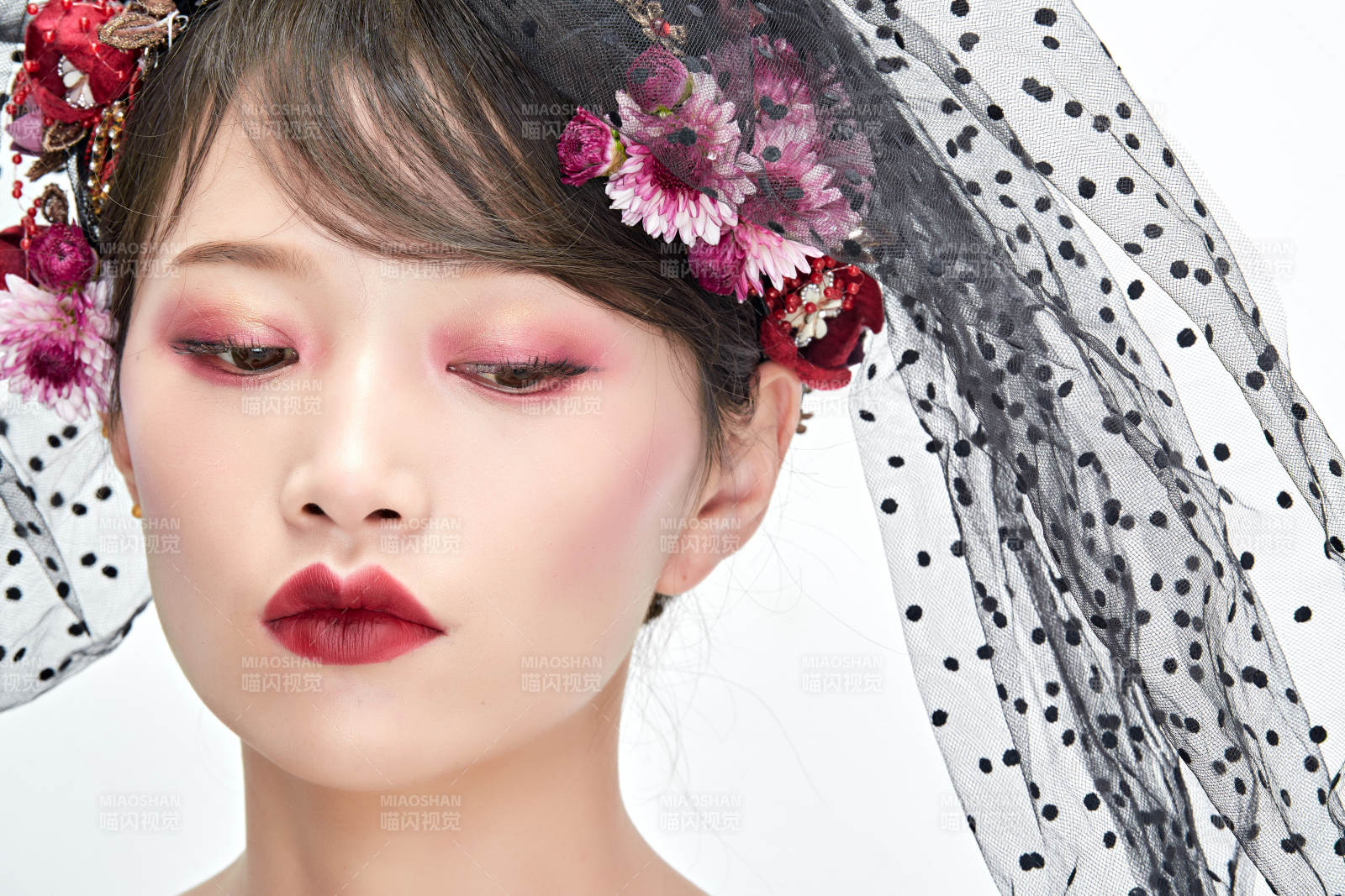 白色背景下的新娘彩妝美女人像