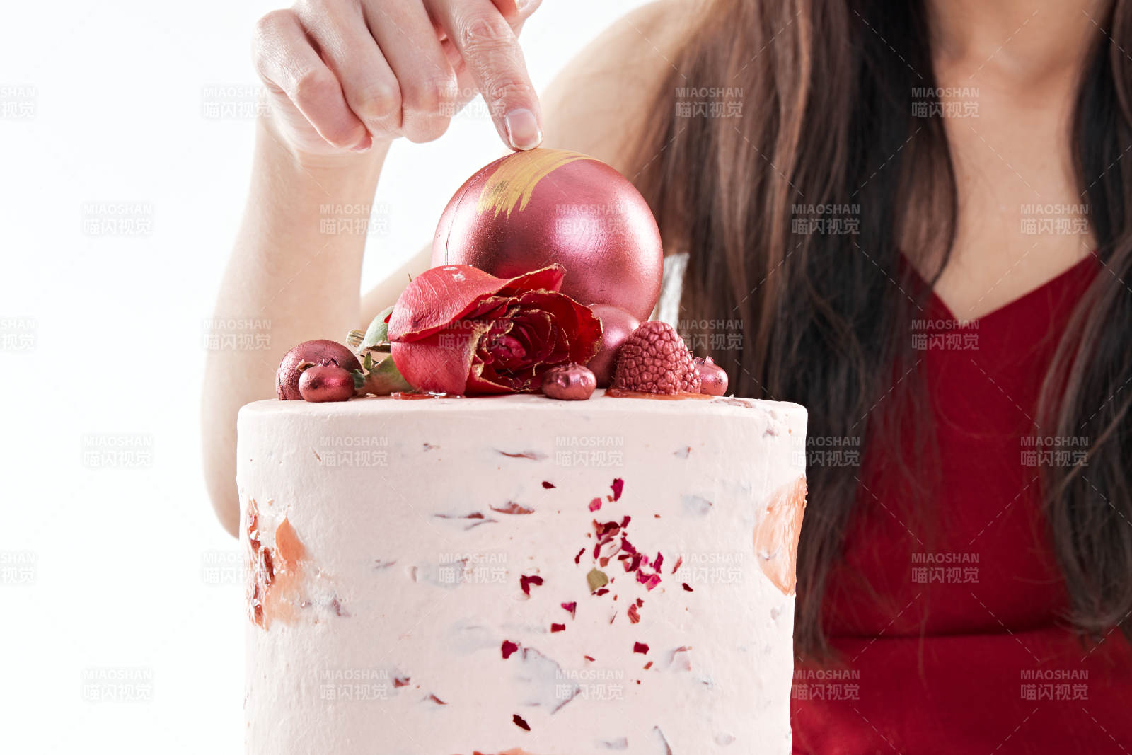 喝紅酒品嘗蛋糕的年輕女性