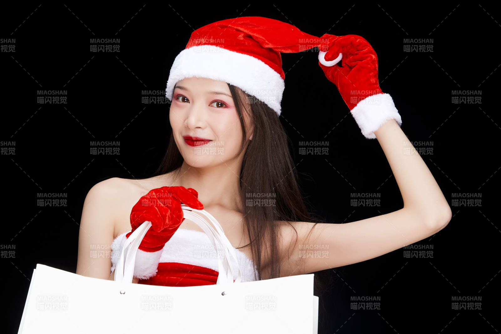 身穿圣誕服飾手提購物袋性感可愛的圣誕女郎