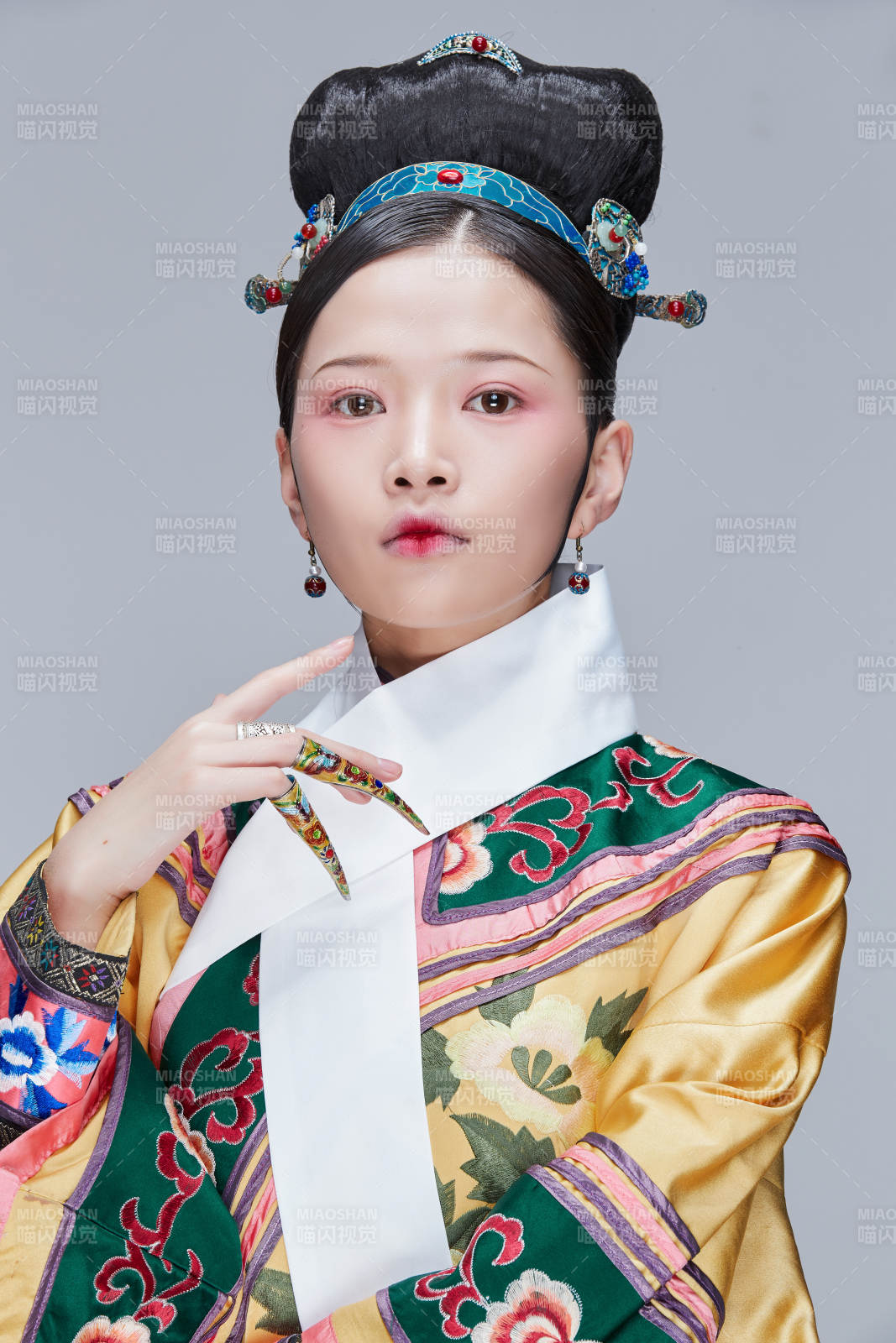 白色背景下的清代女性古裝造型清朝古裝