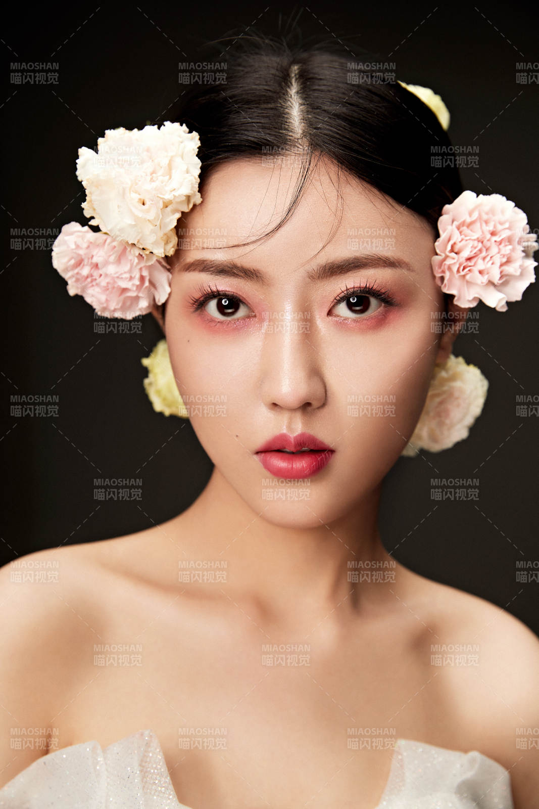 時(shí)尚亞洲女性婚紗妝面彩妝