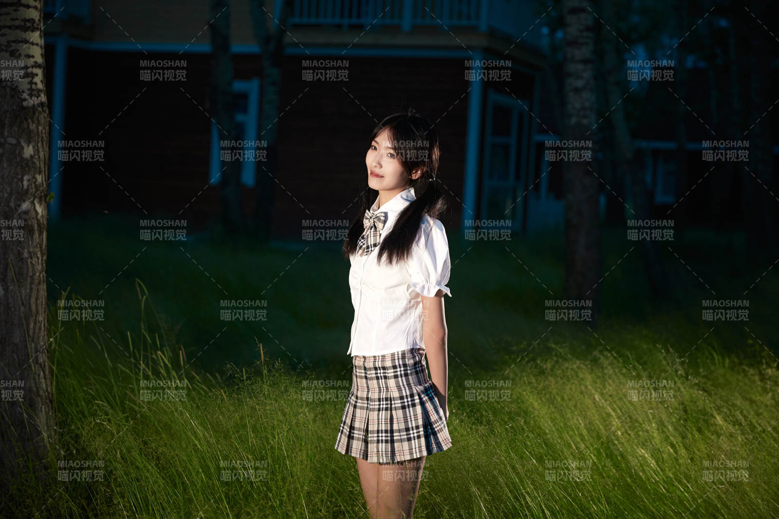 草原濕地公園游玩拍照的亞洲少女