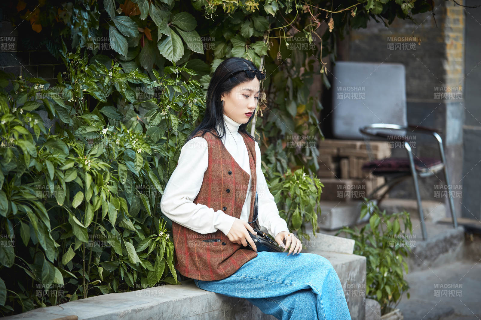 老舊城區里穿著復古港風的美麗清純少女