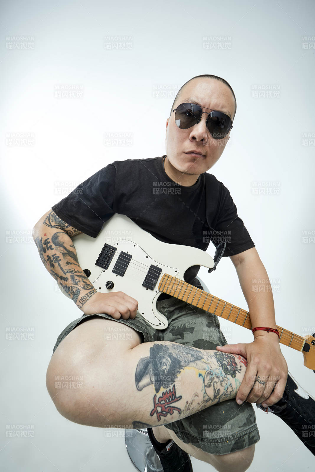 手持電吉他展示演奏的亞洲男性搖滾樂手人像