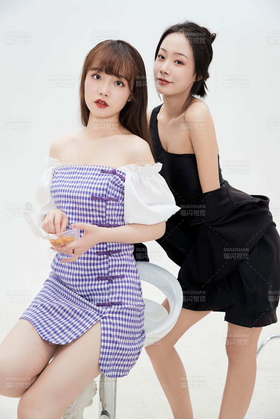 親密無間的可愛的亞洲美女閨蜜