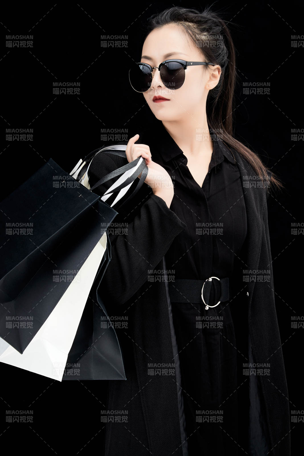 黑白色背景下的手提購物袋的時尚亞洲少女