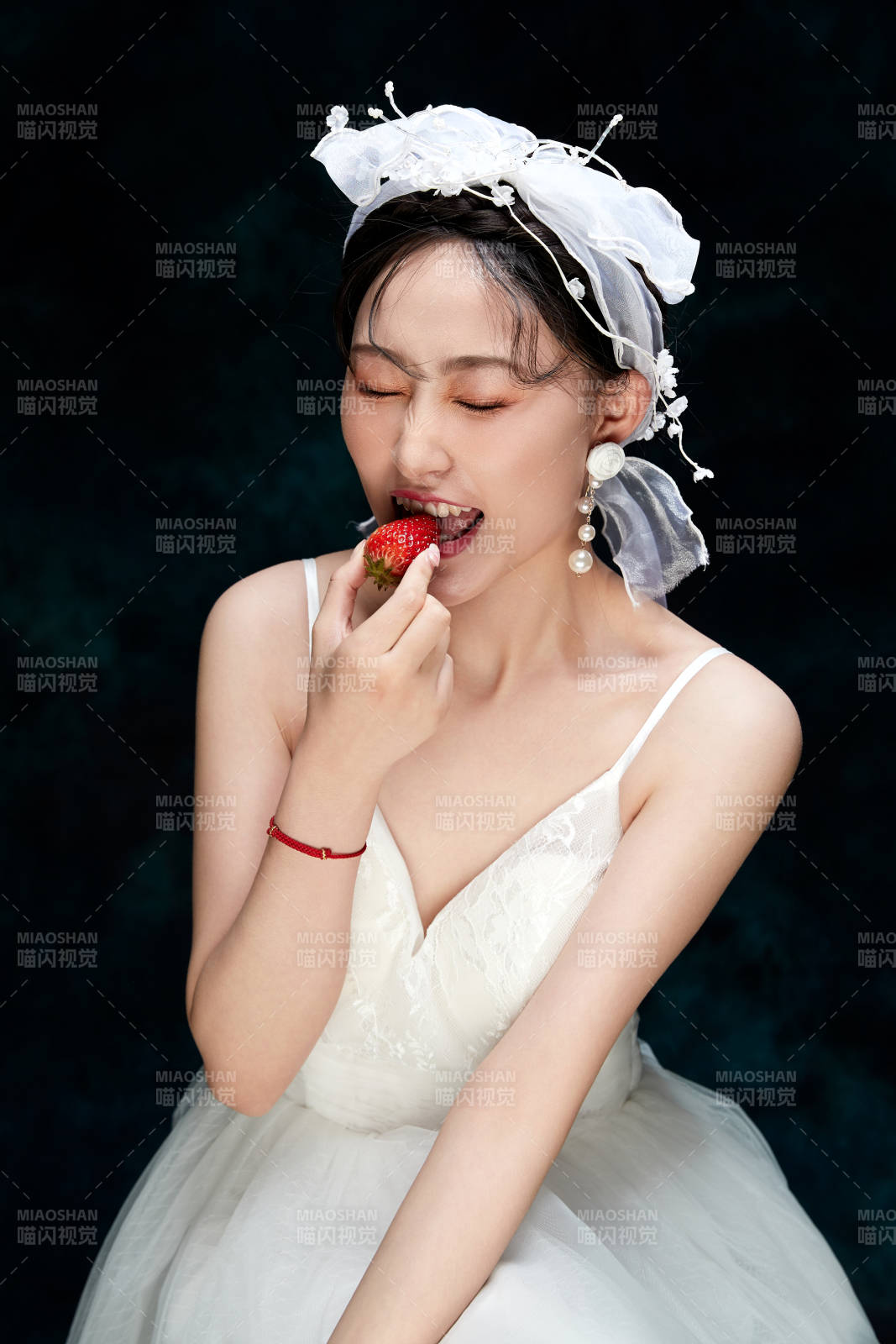 黑色背景下的女性復古婚紗妝面