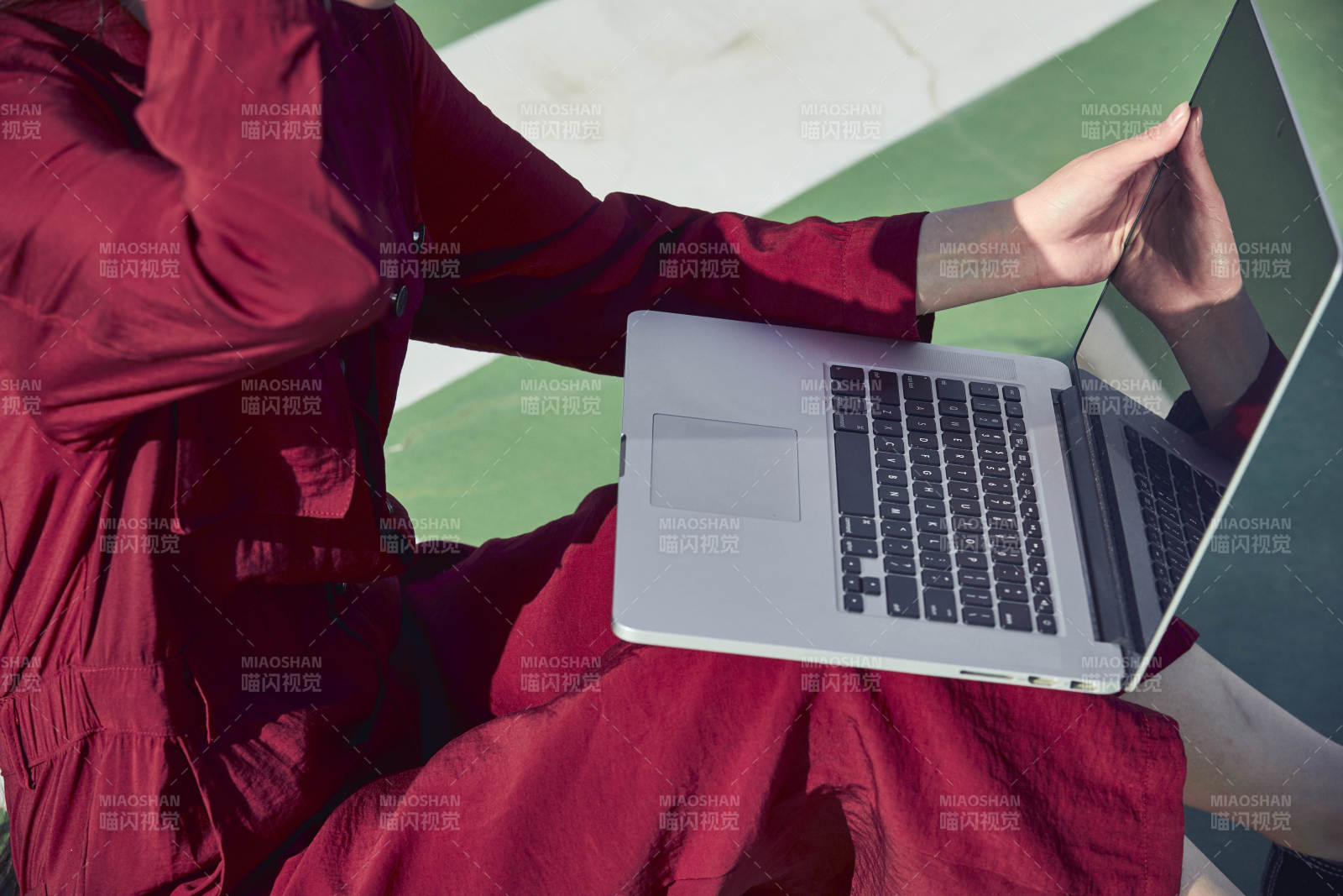 戶外進行商務辦公的青年女性局部特寫