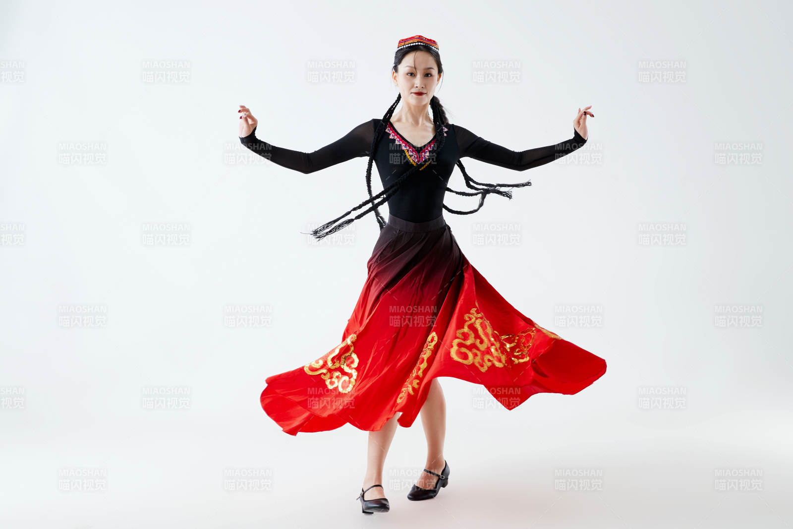 穿著新疆維吾爾族服飾跳舞的少女