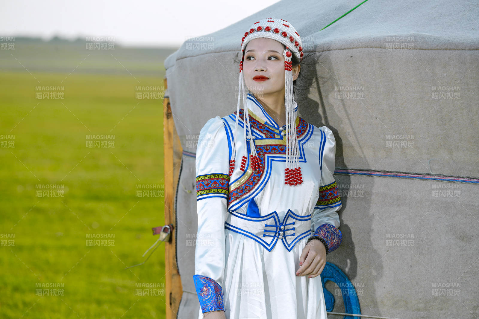 草原上穿著蒙古族傳統服飾的亞洲年輕美少女