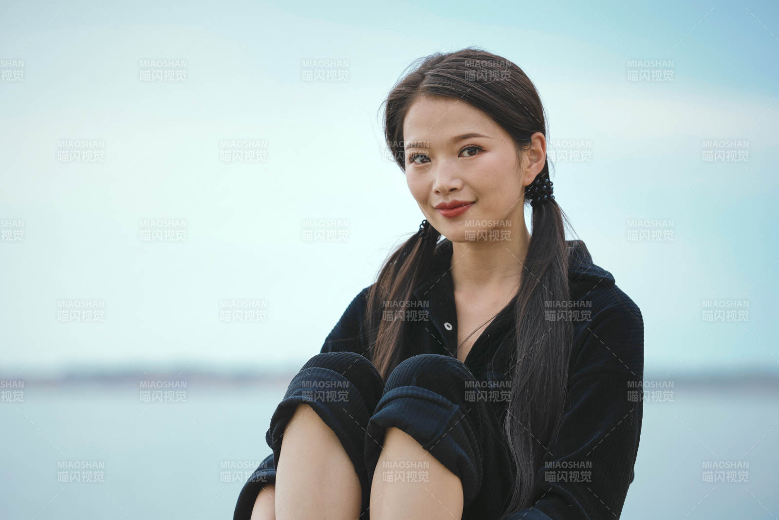 悠閑的坐在美麗湖岸碼頭的亞洲年輕女性人像