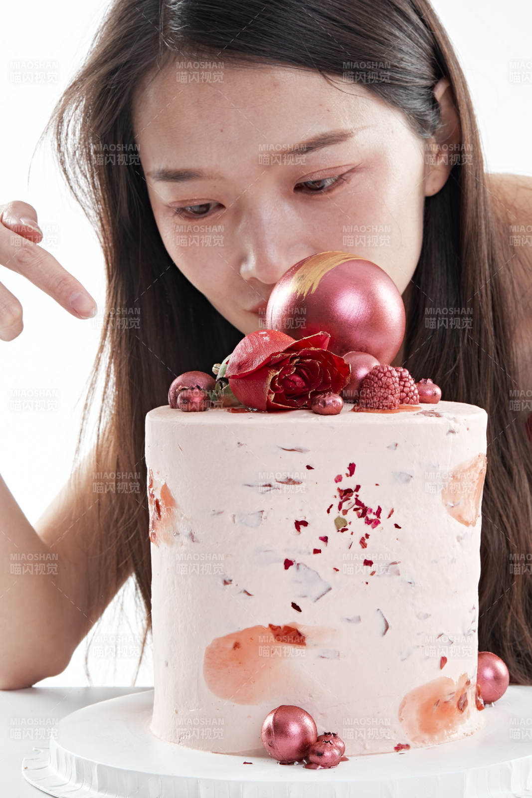 喝紅酒品嘗蛋糕的年輕女性