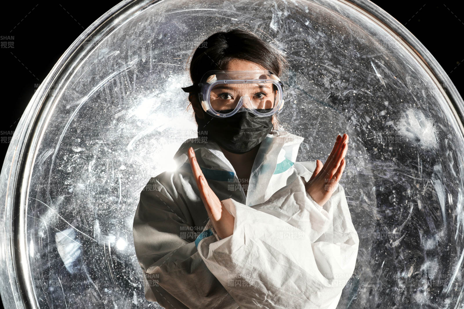 穿白色防護服佩戴護目鏡口罩的女性防護人員