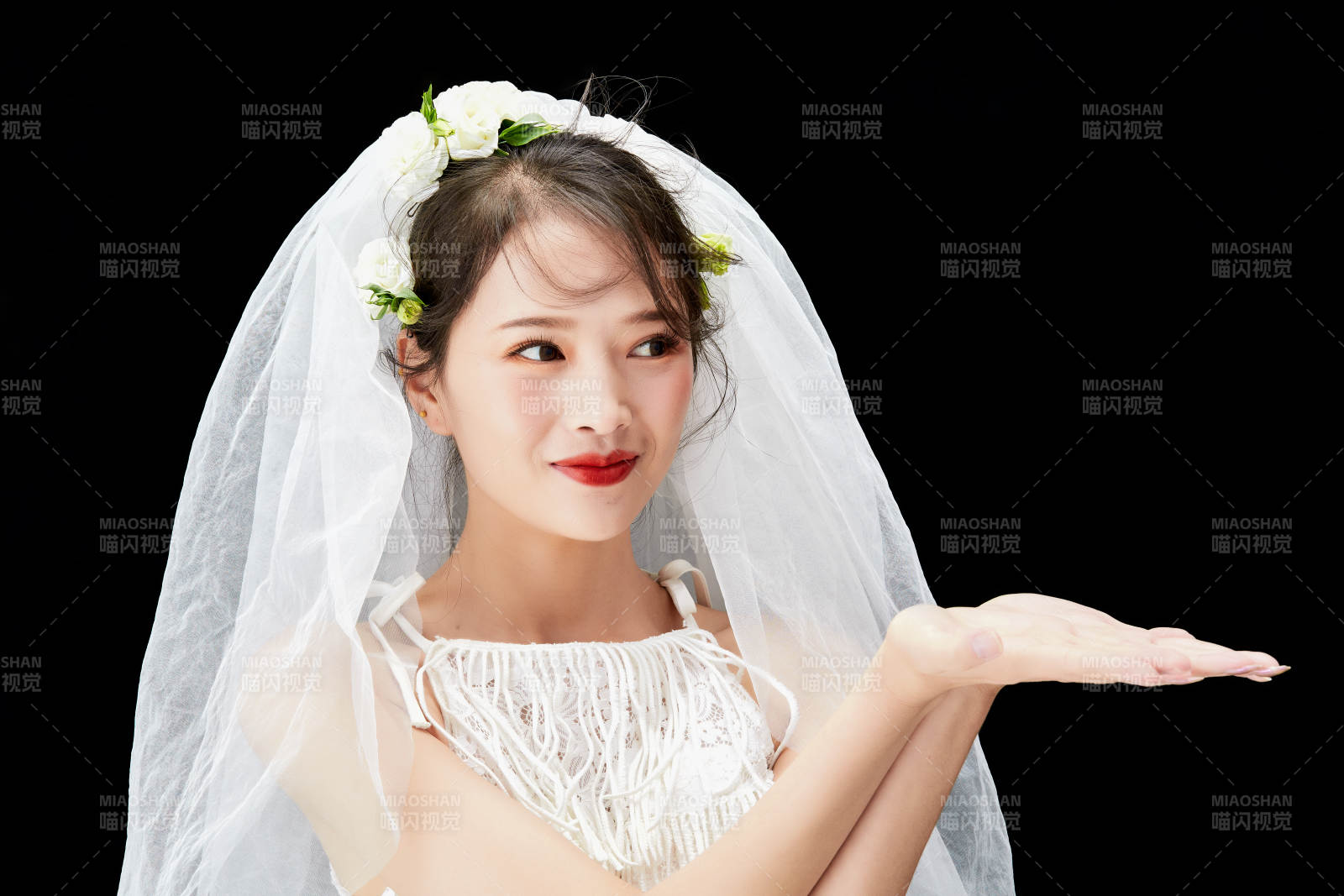 黑色背景下的美妝新娘彩妝人像