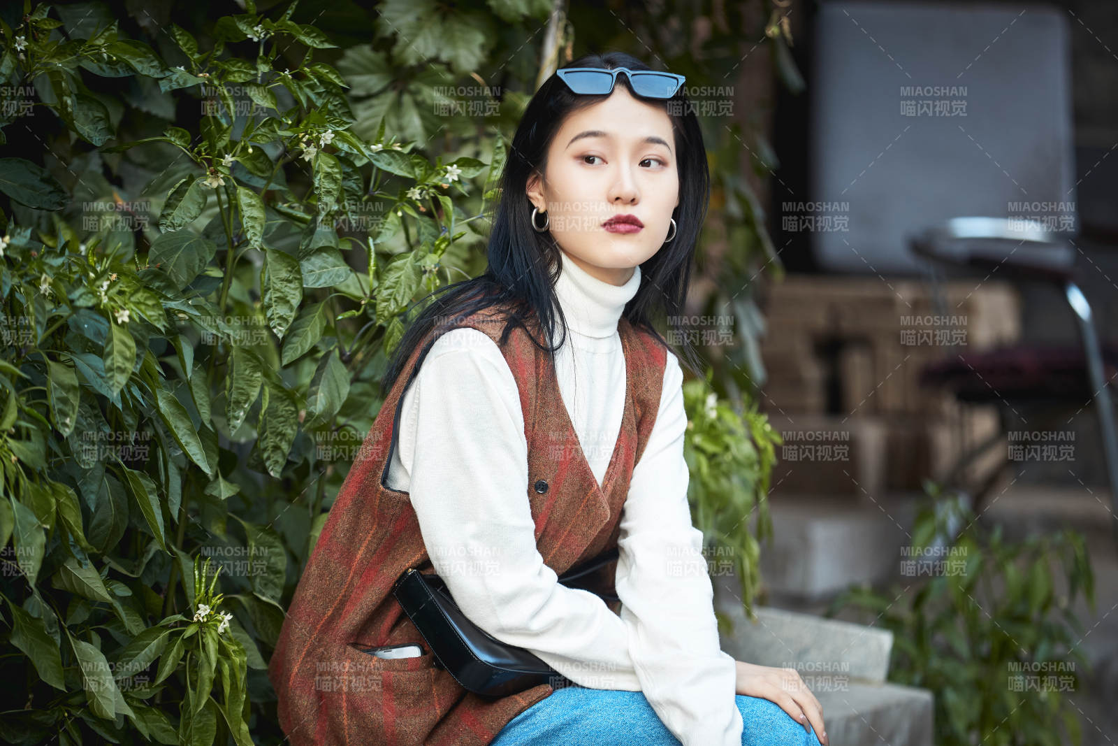 老舊城區里穿著復古港風的美麗清純少女