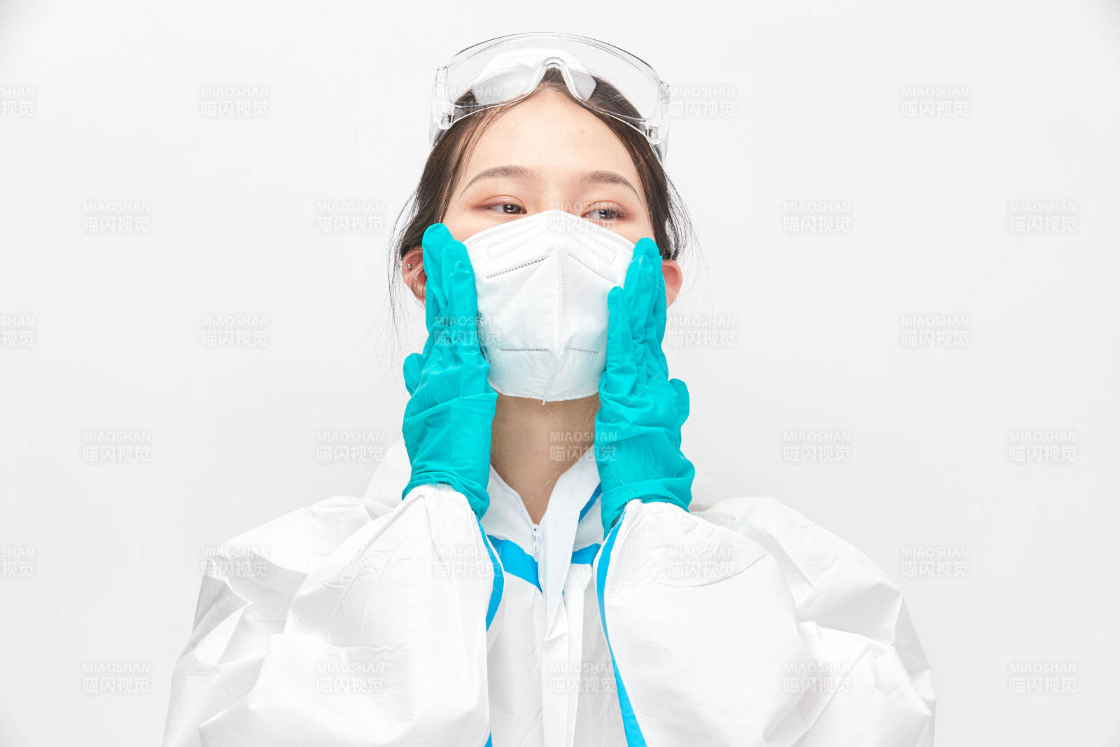 穿白色防護服佩戴護目鏡口罩的女性醫療人員