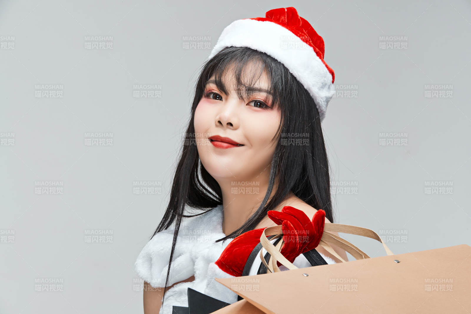 身穿圣誕服飾手提購物袋性感可愛的圣誕女郎