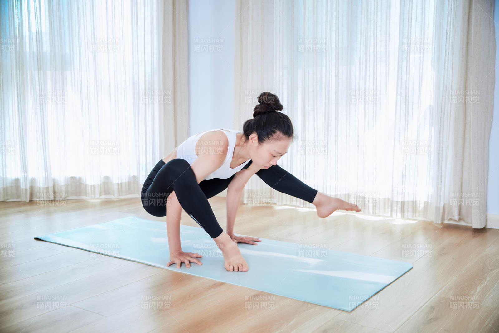 做瑜伽動作的亞洲年輕女性