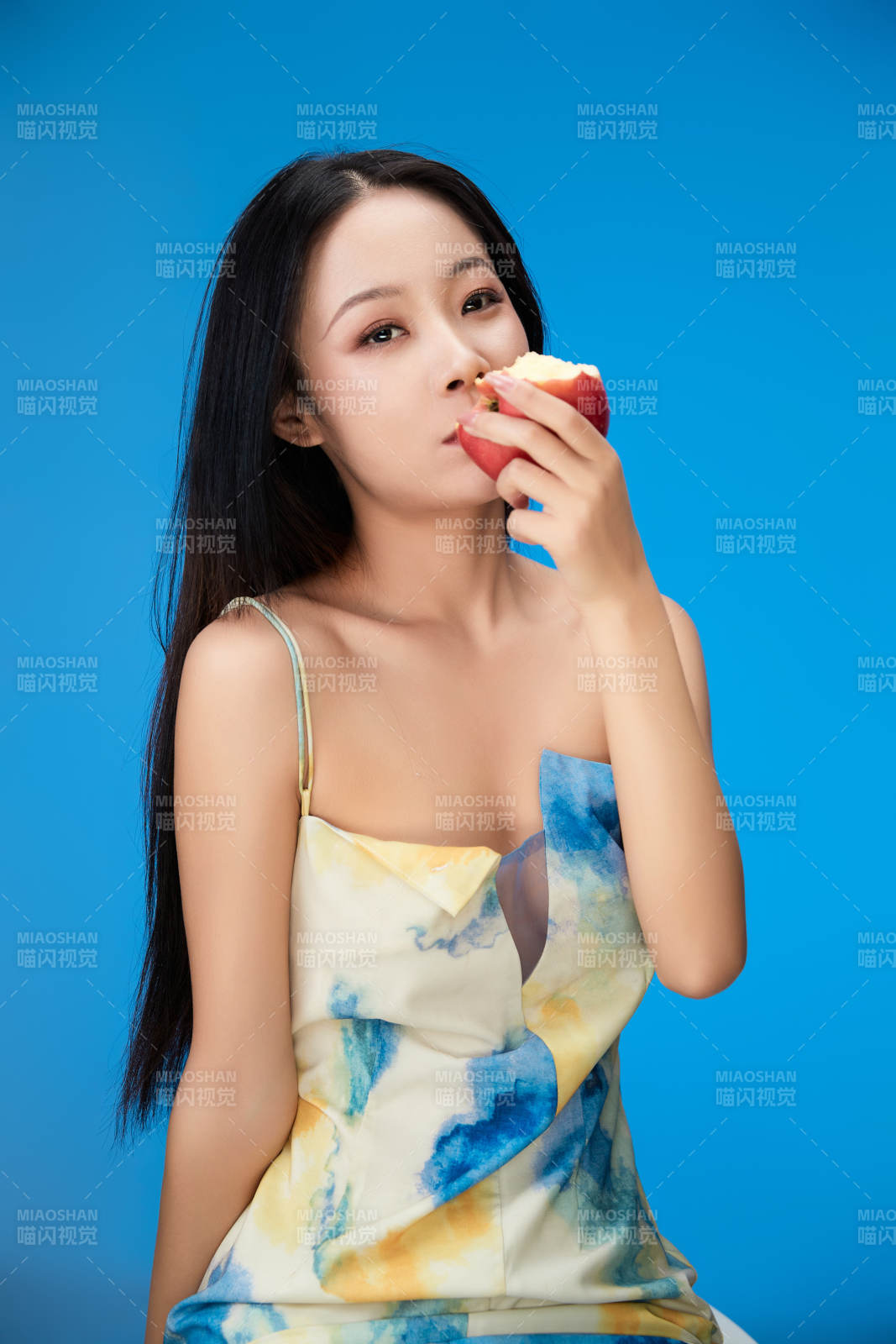 吃水果的亞洲東方長發少女