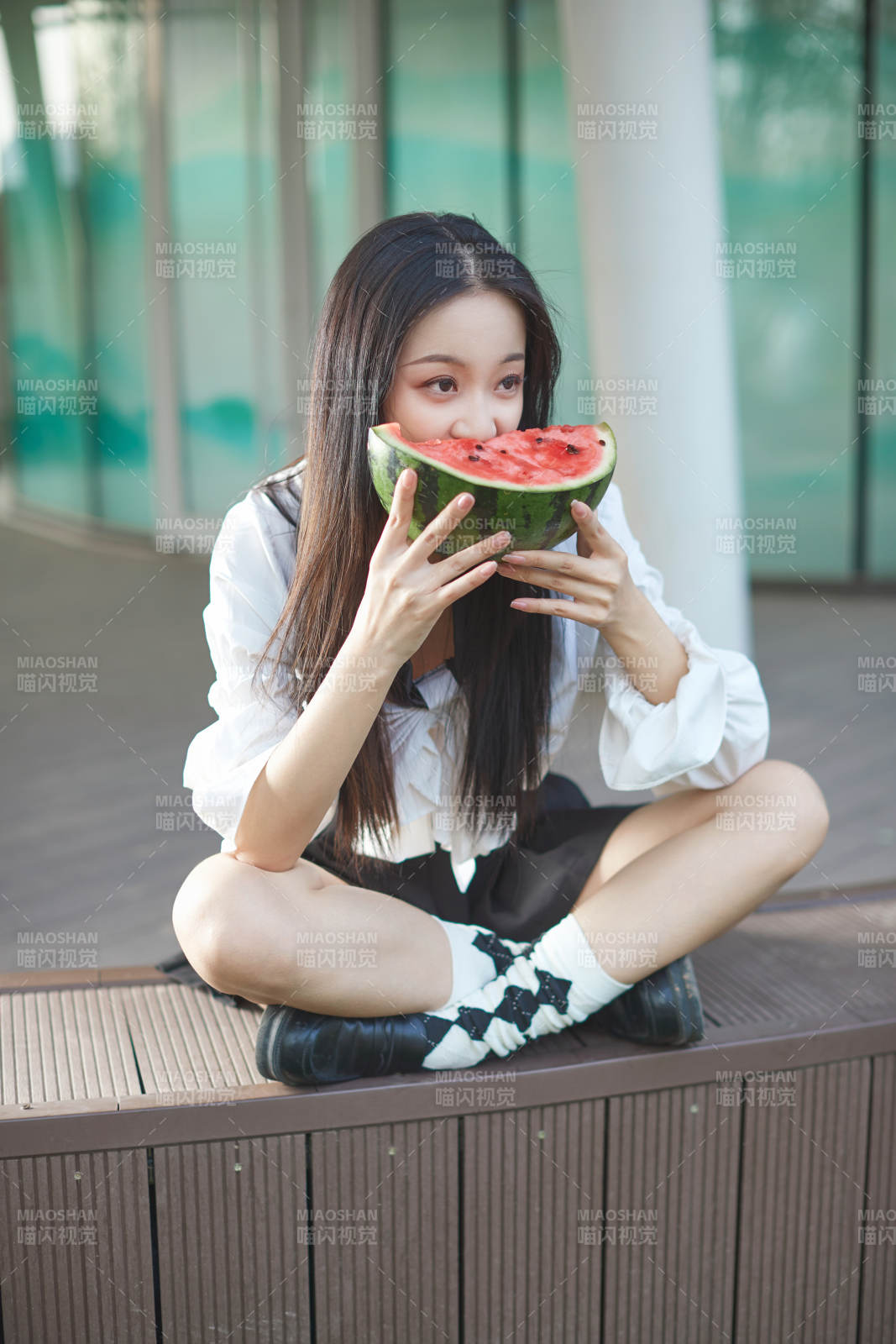 初夏戶外公園吃西瓜的可愛少女