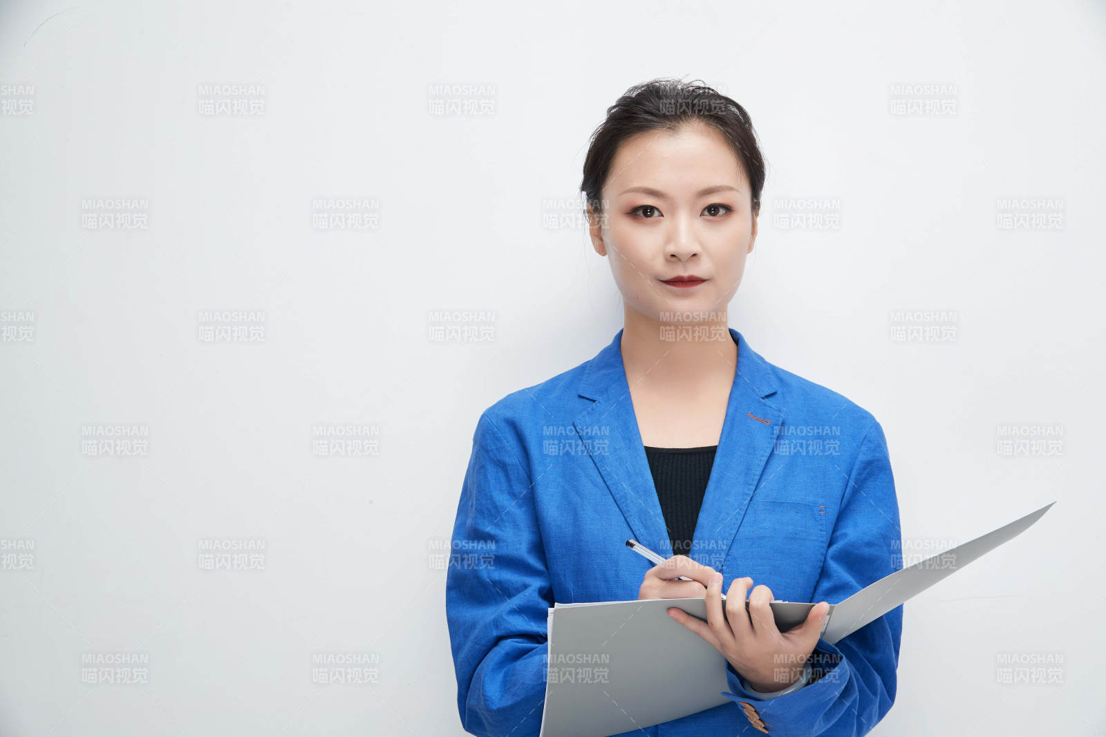 白色背景下拿著文件夾的美麗商務女士