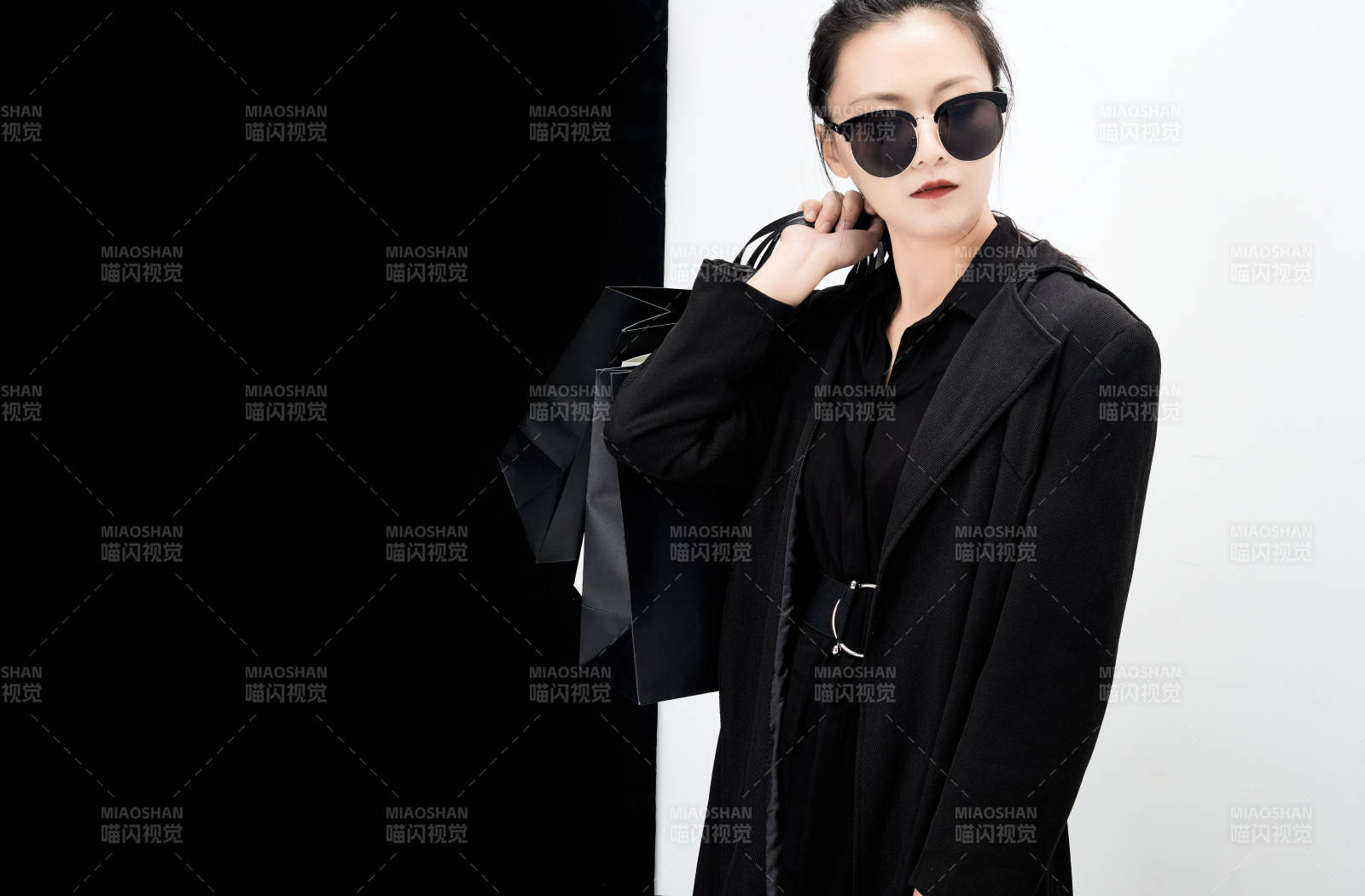 黑白色背景下的手提購物袋的時尚亞洲少女