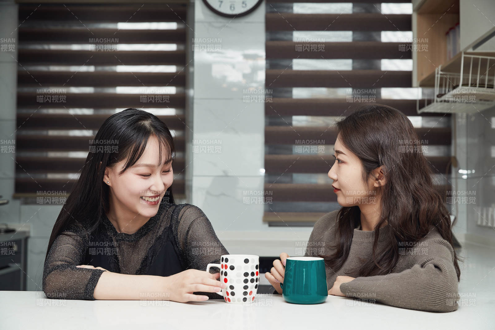 在餐廳喝咖啡閑聊的亞洲閨蜜