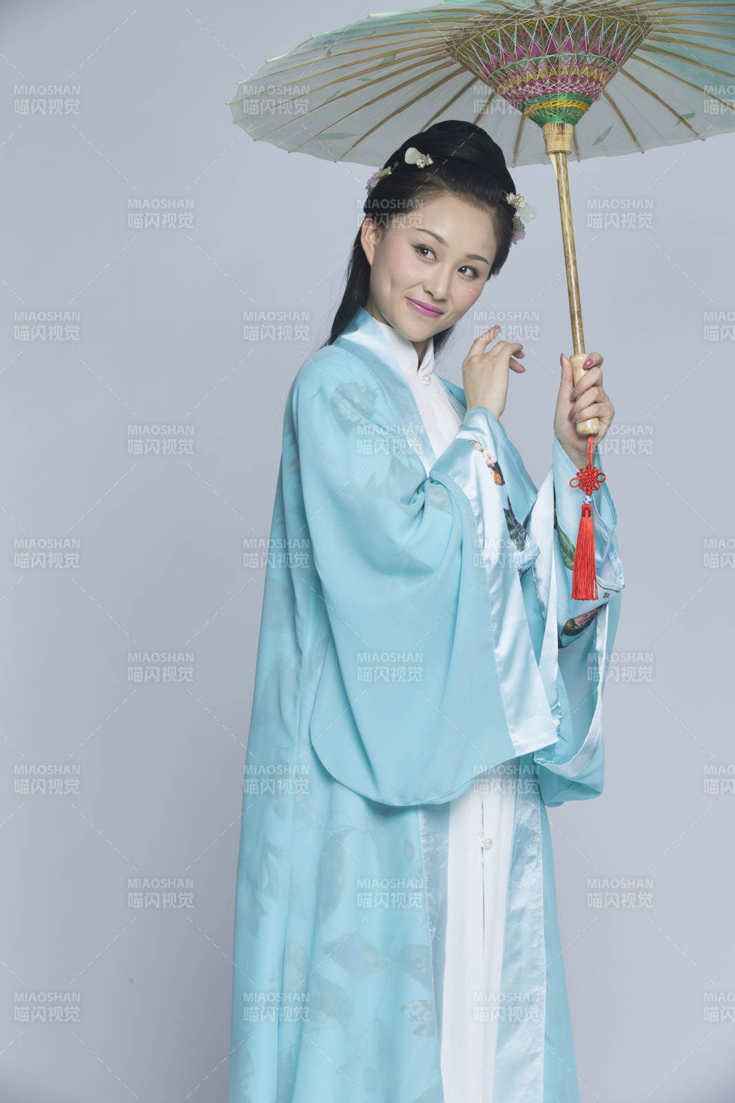 身穿古裝的漢服女性人像漢服影棚拍攝