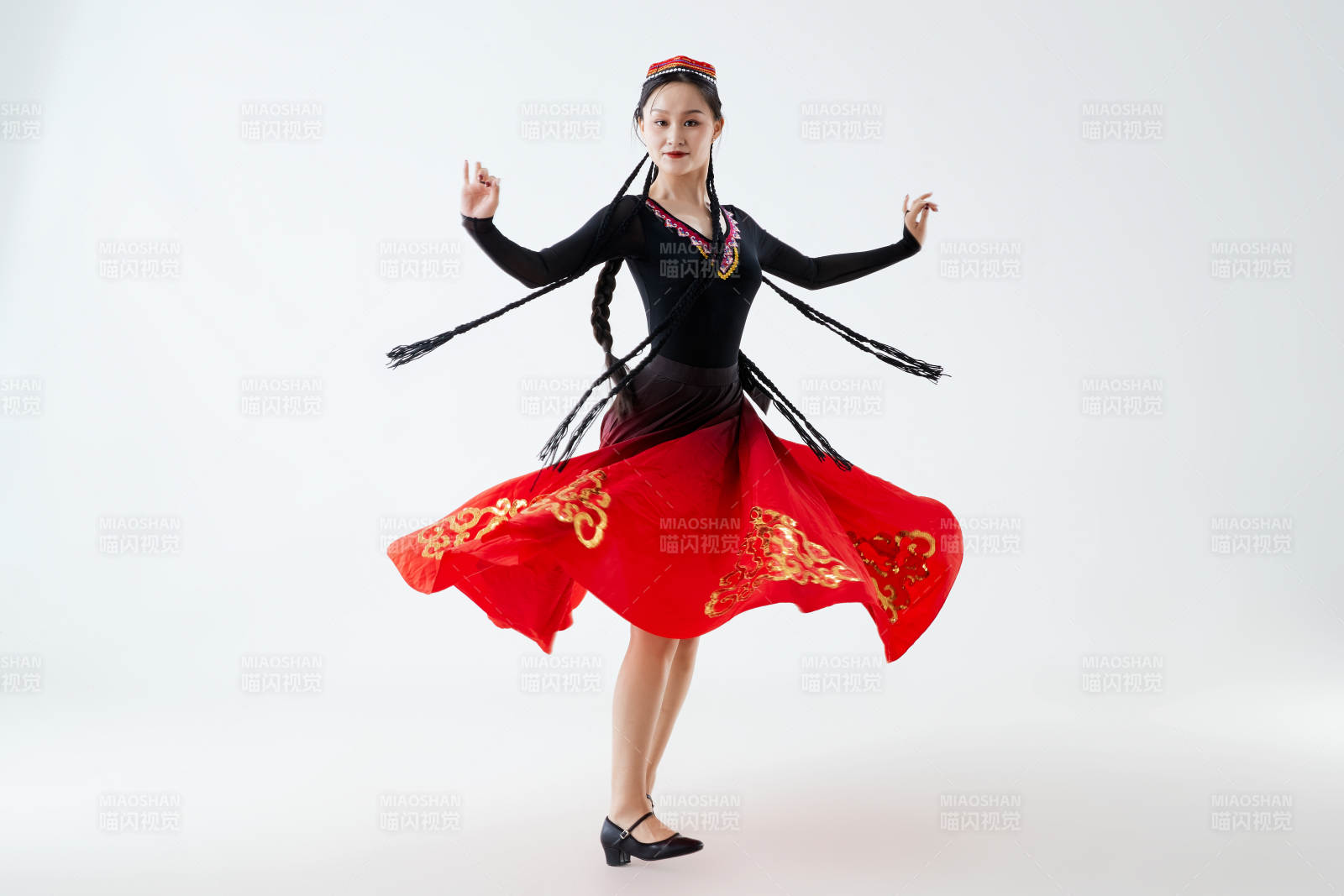 穿著新疆維吾爾族服飾跳舞的少女