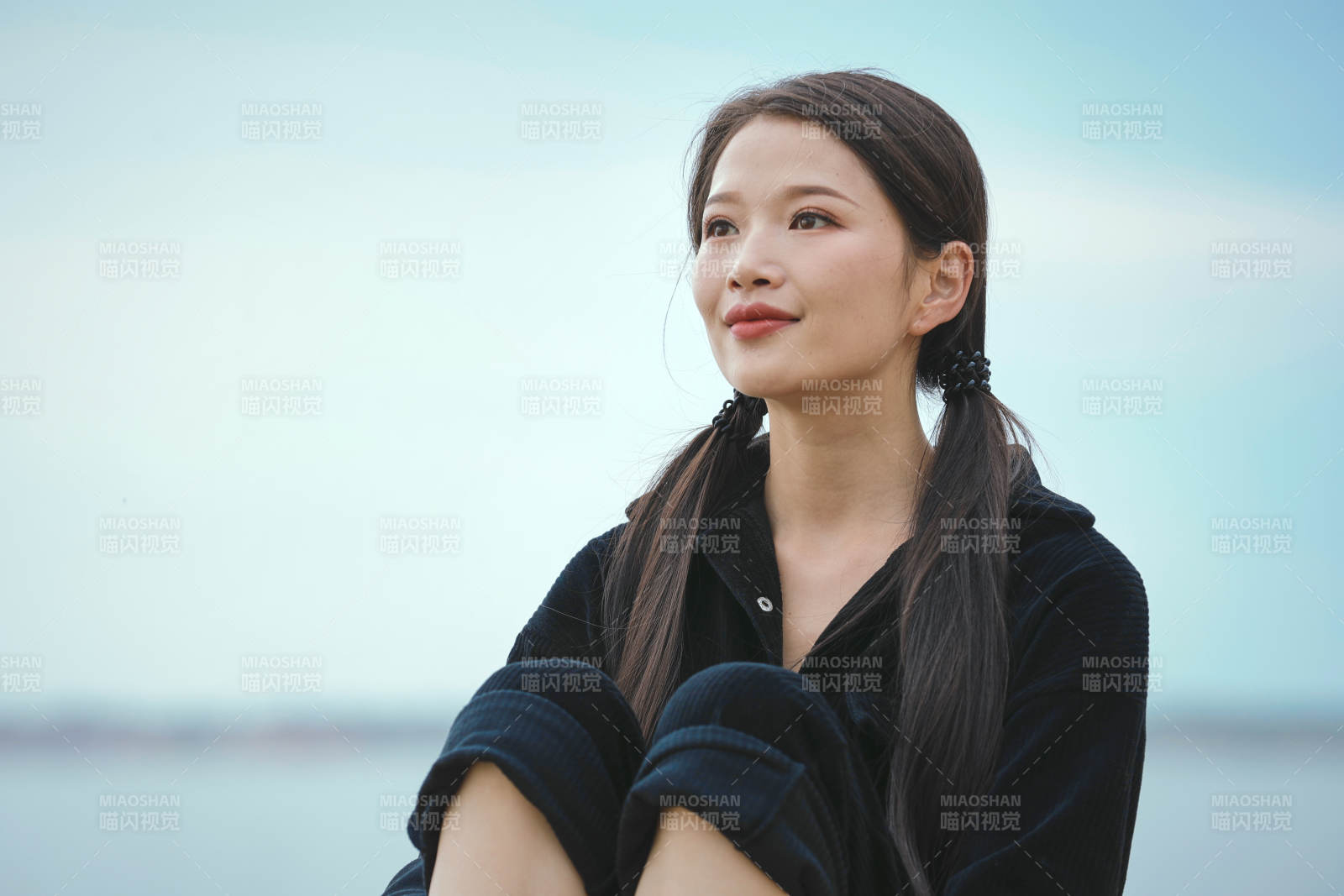 悠閑的坐在美麗湖岸碼頭的亞洲年輕女性人像