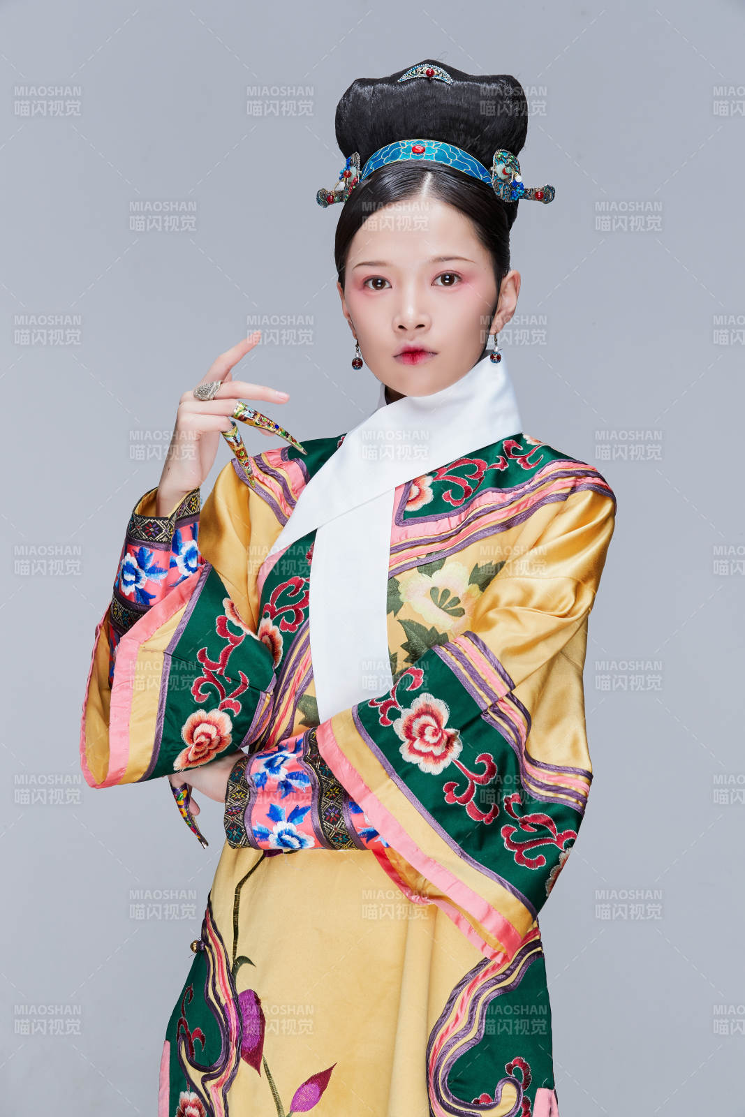 白色背景下的清代女性古裝造型清朝古裝