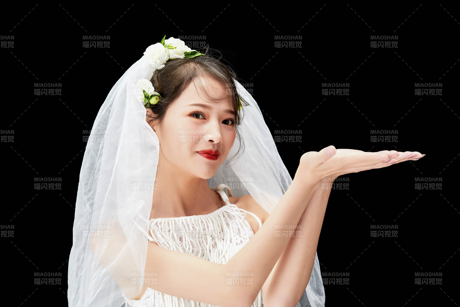 黑色背景下的美妝新娘彩妝人像