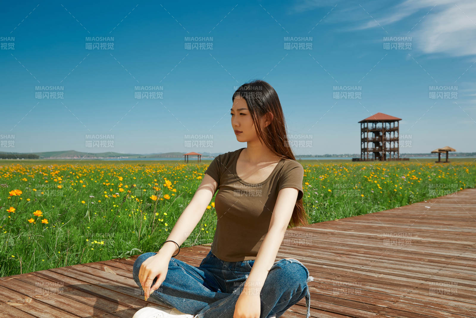 盛夏在草原濕地公園游玩的姑娘