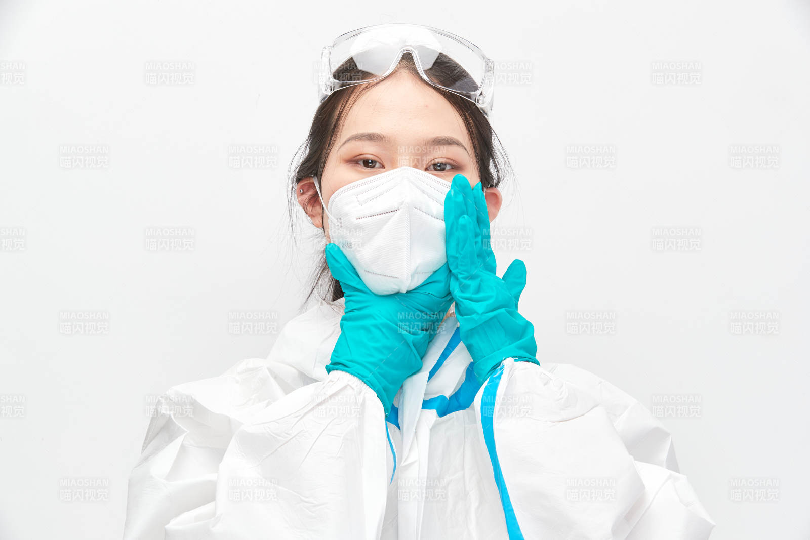 穿白色防護服佩戴護目鏡口罩的女性醫療人員